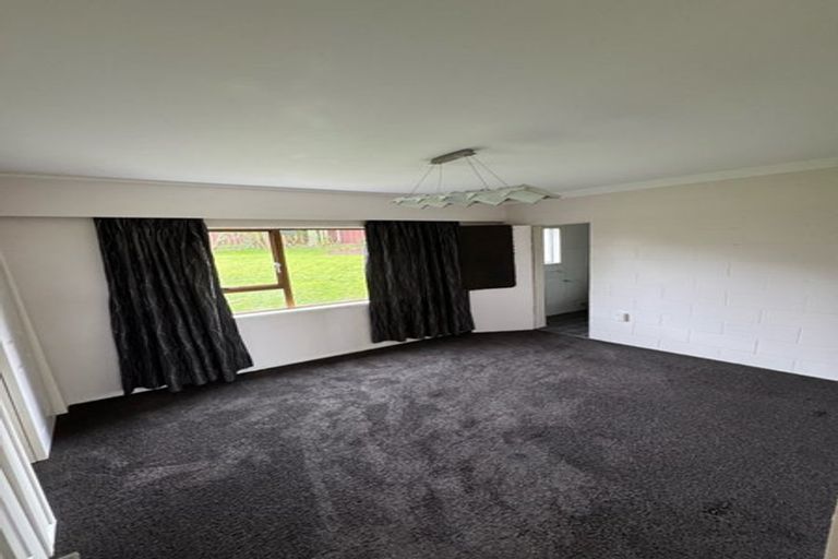 Photo of property in 11 Ian Place, Glendene, Auckland, 0602