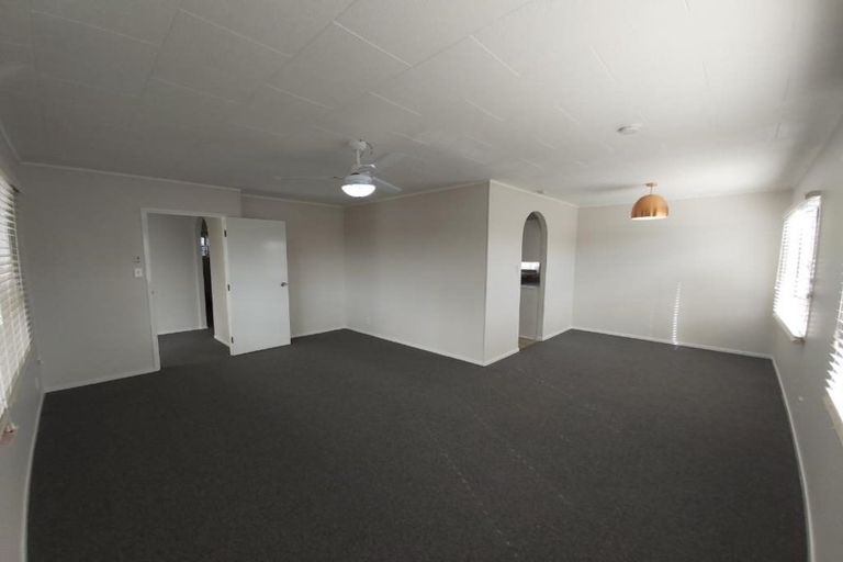 Photo of property in 2/5 Pureora Place, Clendon Park, Auckland, 2103