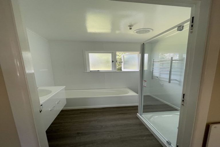 Photo of property in 8 Barron Drive, Green Bay, Auckland, 0604