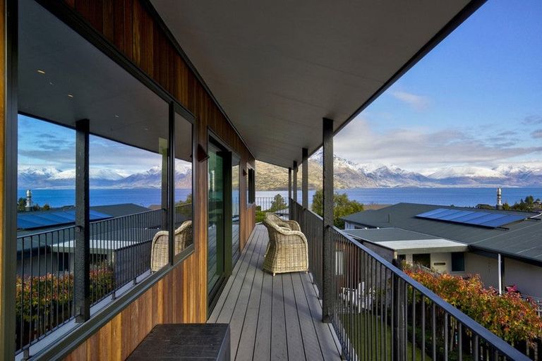 Photo of property in 18 Poplar Drive, Kelvin Heights, Queenstown, 9300
