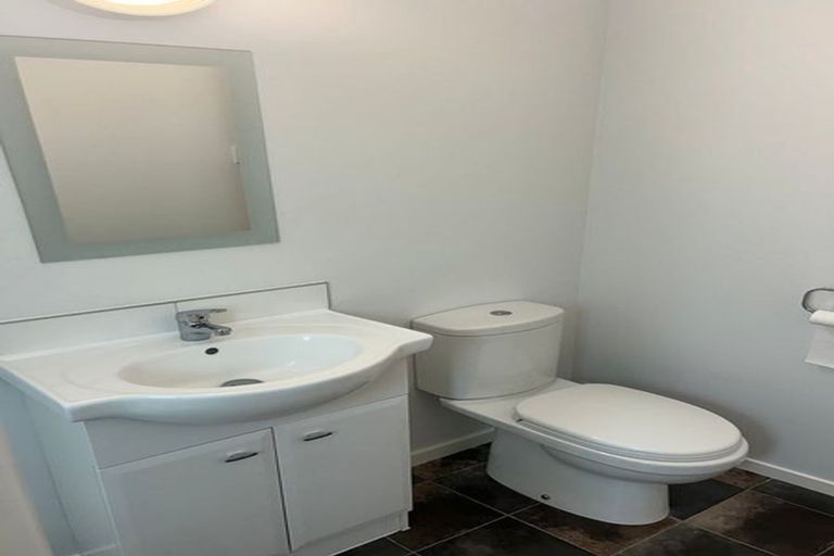 Photo of property in 2/70 Gladstone Road, Northcote, Auckland, 0627