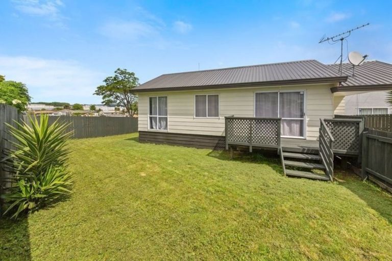 Photo of property in 2/20 Solveig Place, Randwick Park, Auckland, 2105