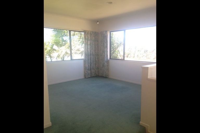 Photo of property in 3b Louise Place, West Harbour, Auckland, 0618