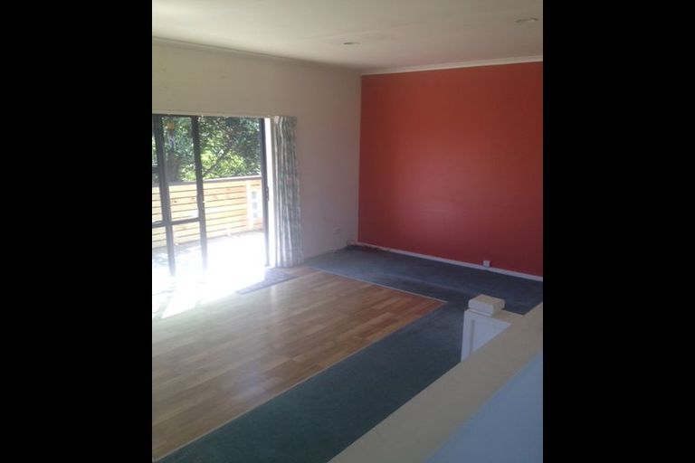 Photo of property in 3b Louise Place, West Harbour, Auckland, 0618