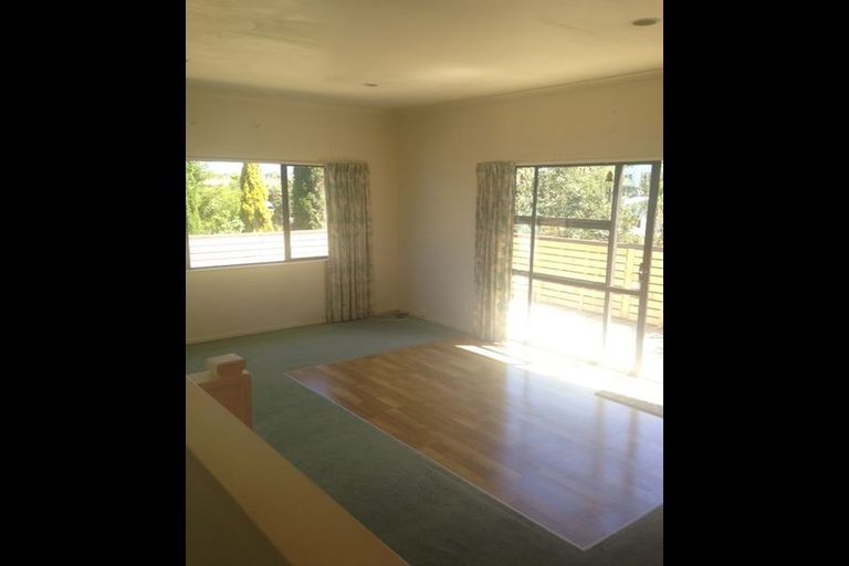Photo of property in 3b Louise Place, West Harbour, Auckland, 0618