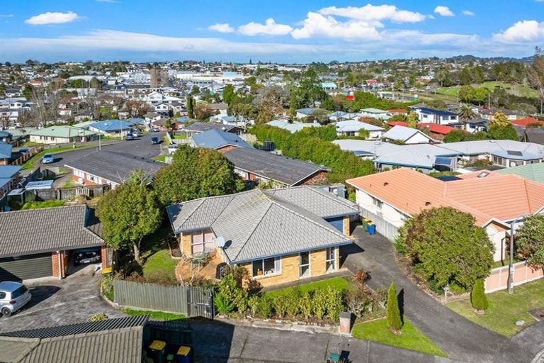 Photo of property in 32 Heversham Place, Glendene, Auckland, 0602