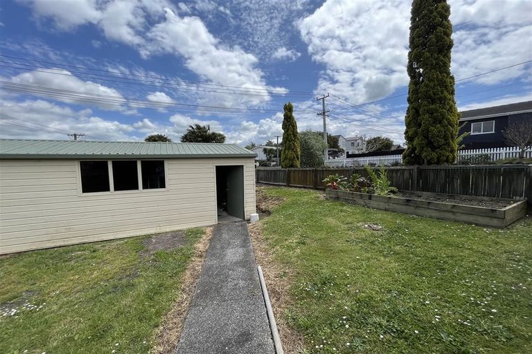 Photo of property in 2/2a Matipo Road, Te Atatu Peninsula, Auckland, 0610