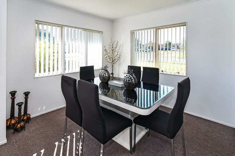 Photo of property in 1 Loughinisland Place, Weymouth, Auckland, 2103