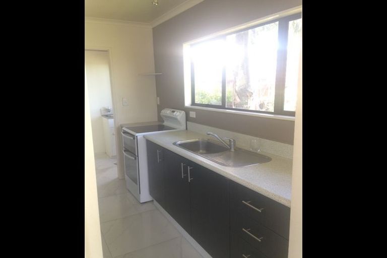 Photo of property in 3b Louise Place, West Harbour, Auckland, 0618