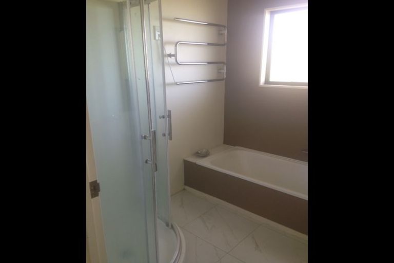 Photo of property in 3b Louise Place, West Harbour, Auckland, 0618