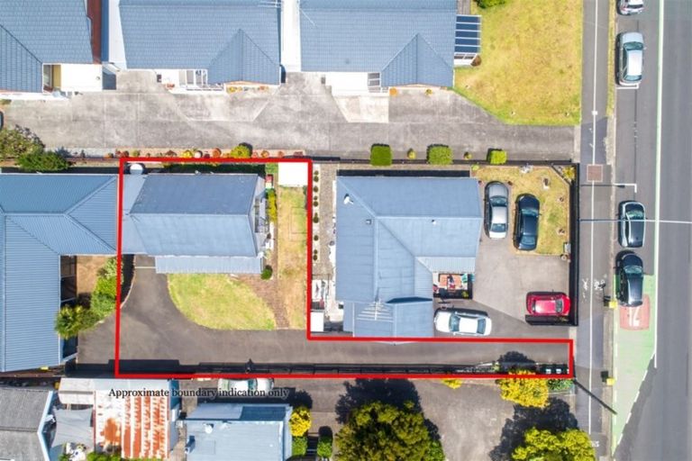 Photo of property in 2/8 Shakespeare Road, Milford, Auckland, 0620