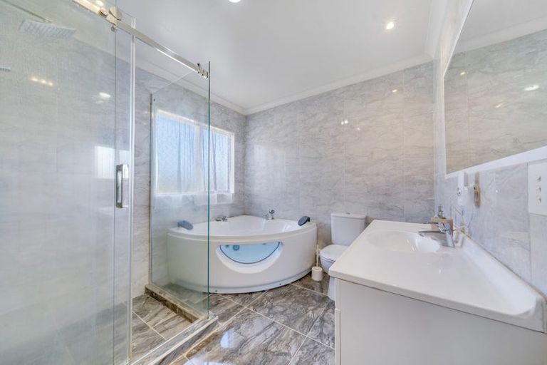 Photo of property in 96 Pitt Avenue, Clendon Park, Auckland, 2103