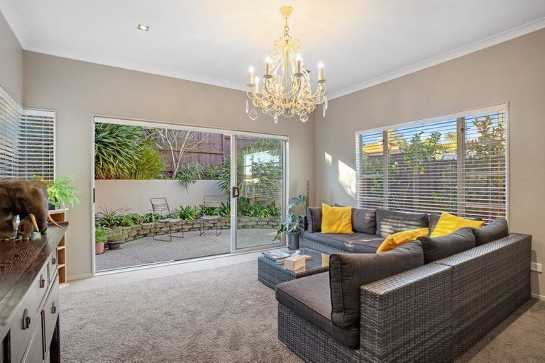 Photo of property in 5 Chateau Rise, Flat Bush, Auckland, 2016