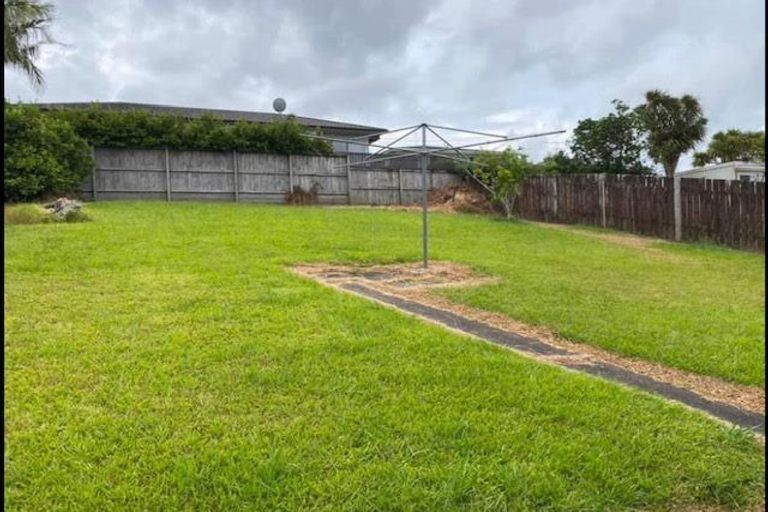 Photo of property in 25 Temuri Place, Glendene, Auckland, 0602