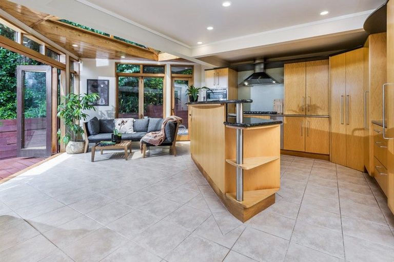Photo of property in 22 Hebe Place, Birkenhead, Auckland, 0626