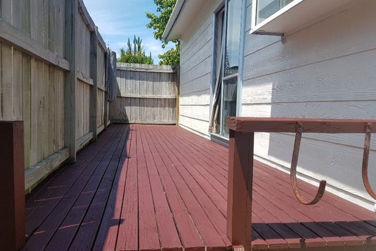 Photo of property in 38 Deverell Place, Northcross, Auckland, 0632