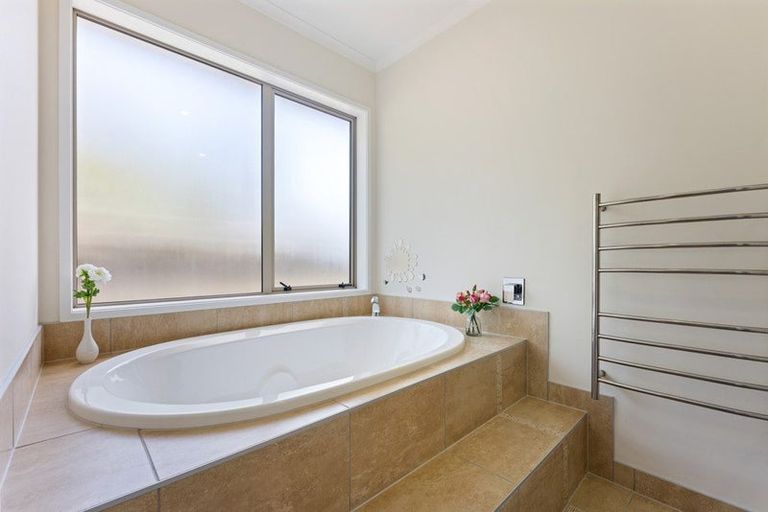 Photo of property in 17 Edgewater Street, Waikanae, 5036