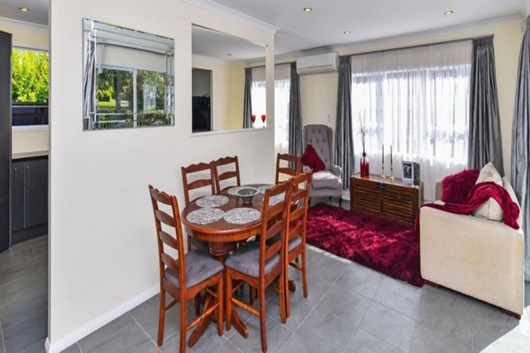 Photo of property in 10 Sunnypark Avenue, Rosehill, Papakura, 2113