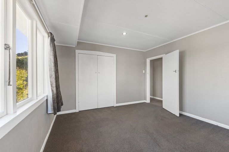 Photo of property in 15 York Crescent, Westown, New Plymouth, 4310