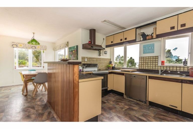 Photo of property in 84 Otitori Bay Road, Titirangi, Auckland, 0604