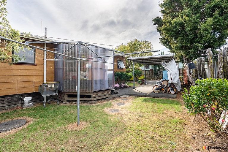 Photo of property in 2/12 De Bloge Place, Clendon Park, Auckland, 2103