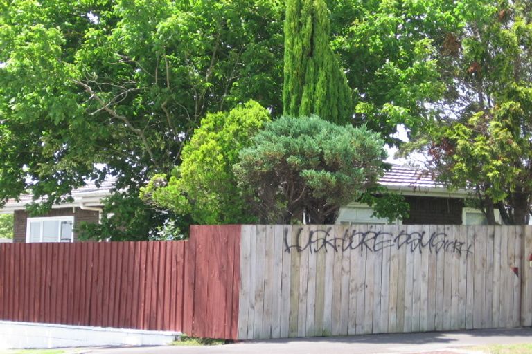 Property details for 2/50 Blockhouse Road, Avondale, Auckland, 1026