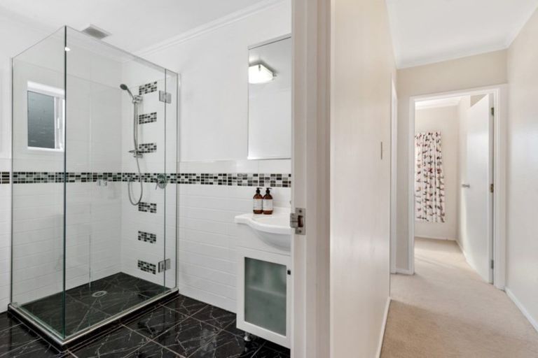 Photo of property in 4 Prestige Place, Castor Bay, Auckland, 0620