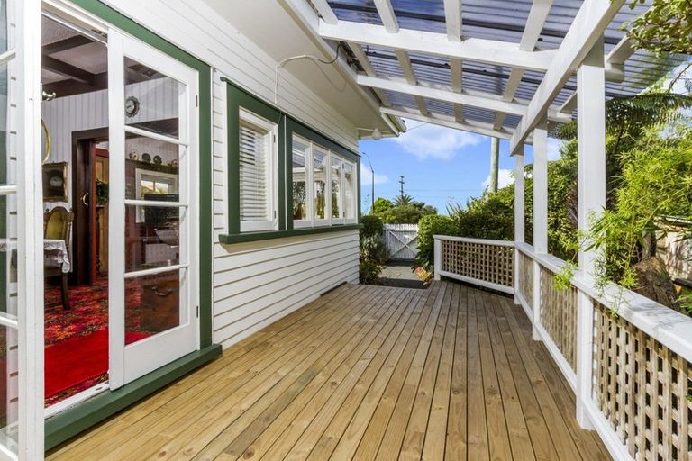 Photo of property in 904a East Coast Road, Northcross, Auckland, 0630