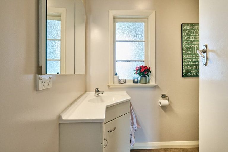 Photo of property in 35 Lincoln Avenue, Tawa, Wellington, 5028