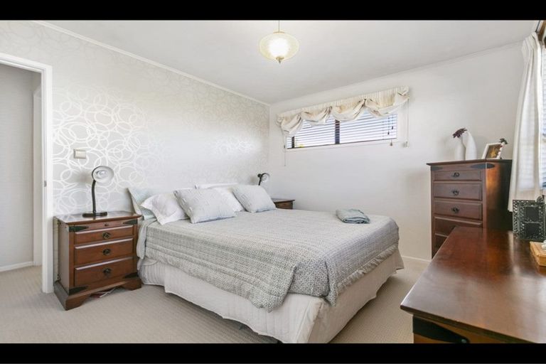 Photo of property in 19 Gwenand Place, Botany Downs, Auckland, 2010
