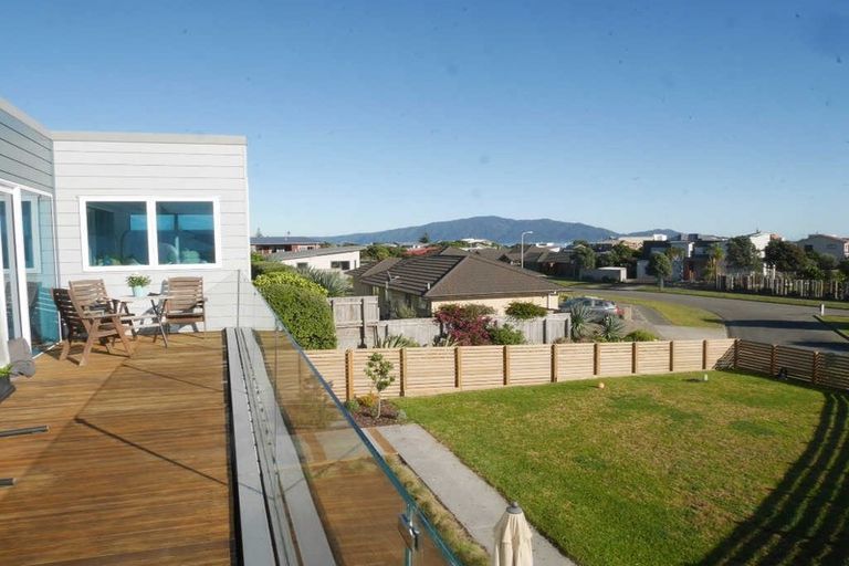 Photo of property in 156 Field Way, Waikanae Beach, Waikanae, 5036