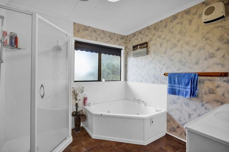 Photo of property in 44 Rawhitiroa Road, Eltham, 4322