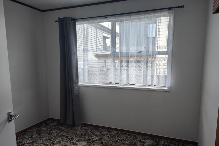 Photo of property in 50 Chilcott Road, Henderson, Auckland, 0612