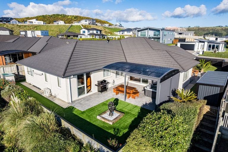 Photo of property in 86 Queen Charlotte Drive, Aotea, Porirua, 5024