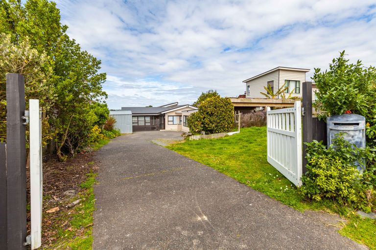 Photo of property in 70 Wade River Road, Stanmore Bay, Whangaparaoa, 0932