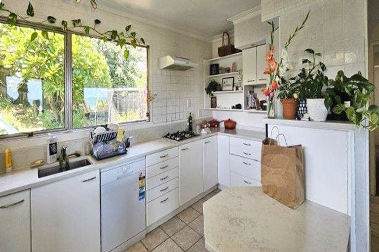Photo of property in 24 Domain Crescent, Muriwai, Waimauku, 0881