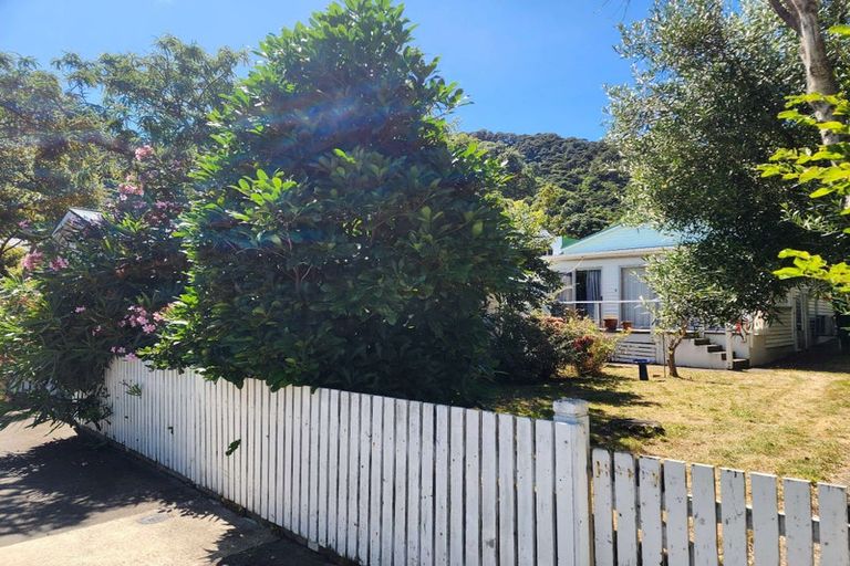 Photo of property in 87 Muritai Road, Eastbourne, Lower Hutt, 5013