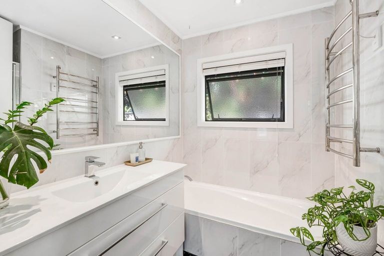 Photo of property in 2/8 Heatherleigh Rise, Northcross, Auckland, 0632