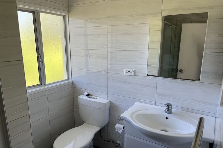 Photo of property in 2/15 Trojan Crescent, New Lynn, Auckland, 0600