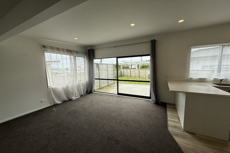 Photo of property in 106a Glanmire Road, Newlands, Wellington, 6037