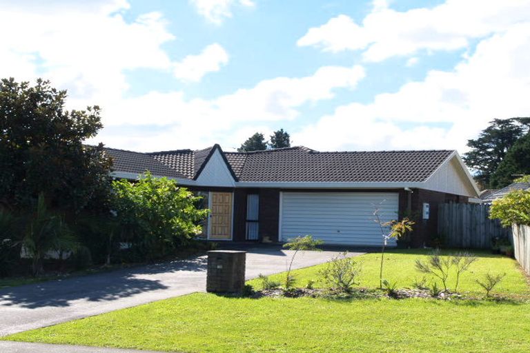 Photo of property in 21 West Fairway, Golflands, Auckland, 2013