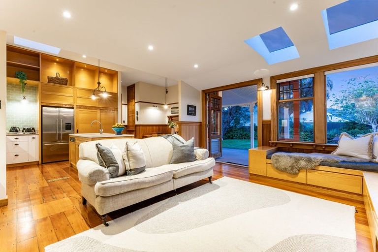 Photo of property in 11 Trelissick Crescent, Ngaio, Wellington, 6035