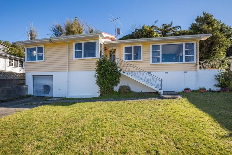 Photo of property in 141 Newlands Road, Newlands, Wellington, 6037