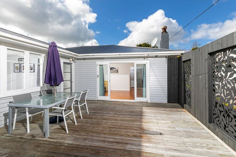 Photo of property in 15 Preston Avenue, Henderson, Auckland, 0610