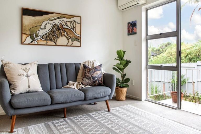 Photo of property in 2/20 Hinau Street, New Lynn, Auckland, 0600