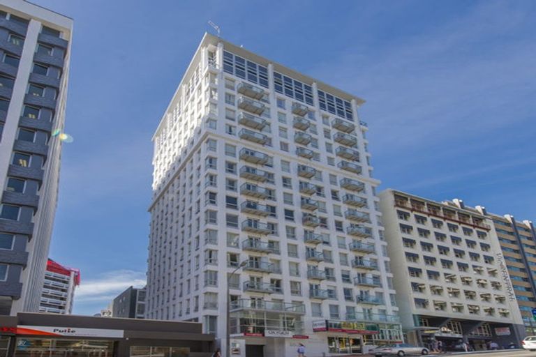 Photo of property in Terrace Heights Apartments, 2e/163 The Terrace, Wellington Central, Wellington, 6011