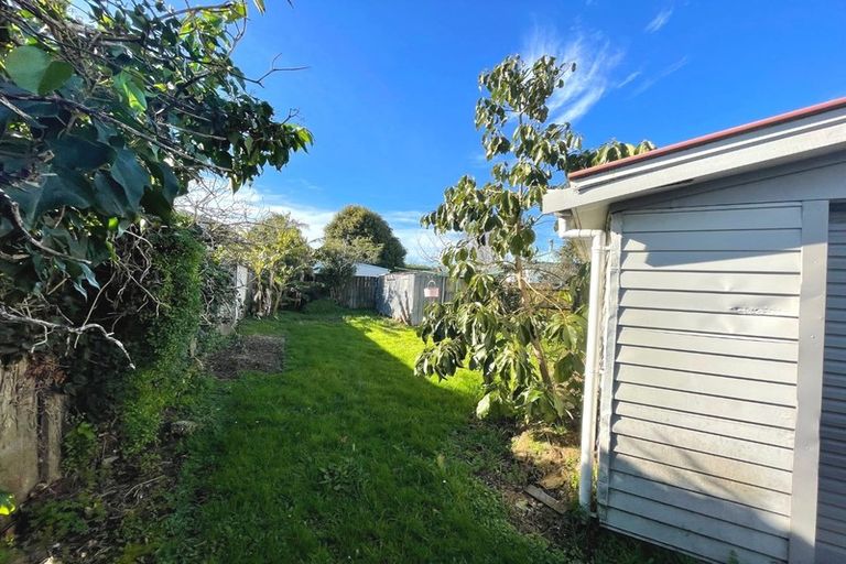 Photo of property in 35 Tarata Crescent, Mangere Bridge, Auckland, 2022