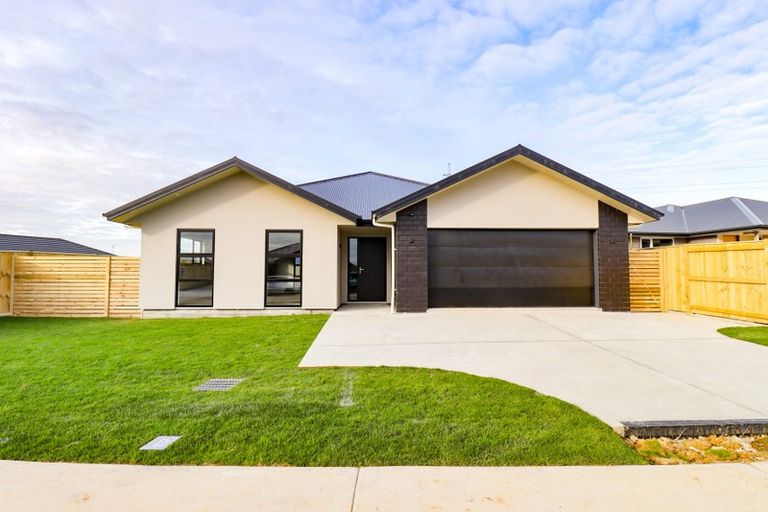 Photo of property in 42 Sardinia Grove, Fitzherbert, Palmerston North, 4410