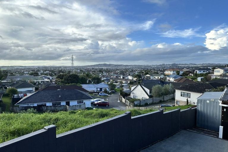 Photo of property in 23 Bartells Drive, Goodwood Heights, Auckland, 2105