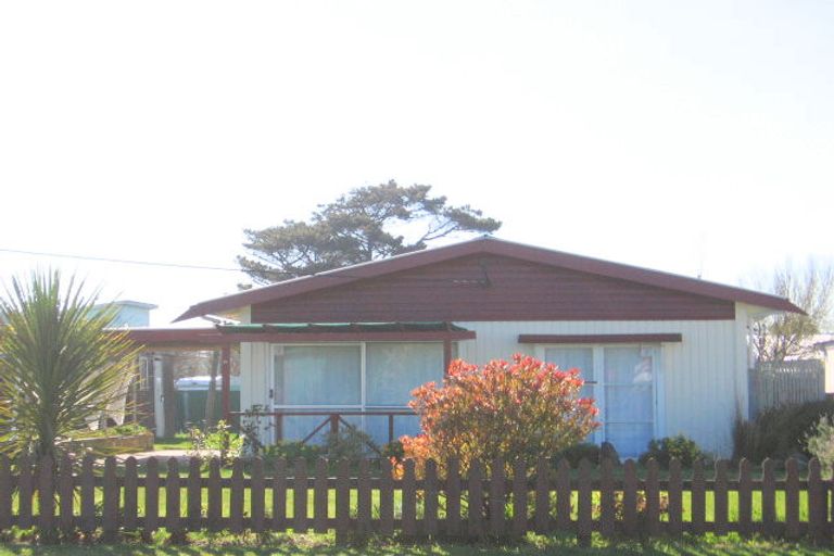 Photo of property in 39 Roore Street, Foxton Beach, Foxton, 4815